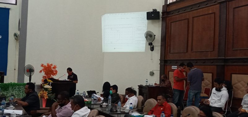 Dinding tembok ruang paripurna jadi layar proyektor, Jumat (5/6)
