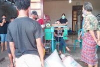 Suasana transaksi jual beli hasil bumi di Toko Fajar, Kamis (18/6)