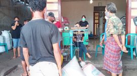 Suasana transaksi jual beli hasil bumi di Toko Fajar, Kamis (18/6)