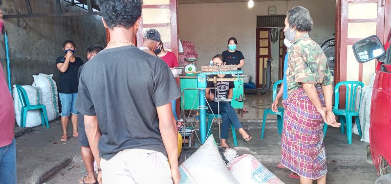Suasana transaksi jual beli hasil bumi di Toko Fajar, Kamis (18/6)