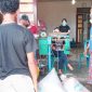 Suasana transaksi jual beli hasil bumi di Toko Fajar, Kamis (18/6)
