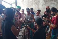 Suasana transaksi jual beli hasil bumi di Toko Fajar, Kamis (18/6)