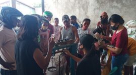 Suasana transaksi jual beli hasil bumi di Toko Fajar, Kamis (18/6)