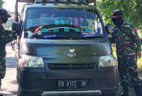 Pengetatan pemakaian masker di pintu masuk Pasar Alok, Senin (1/6)