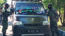 Pengetatan pemakaian masker di pintu masuk Pasar Alok, Senin (1/6)