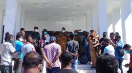 Puluhan sopir ikan di Maumere bertemu Bupati Sikka di Kantor Bupati Sikka, Senin (1/6)