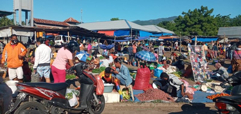 Suasana Pasar Alok, Selasa (2/6), pada masa pemberlakuan new normal model Bupati Sikka