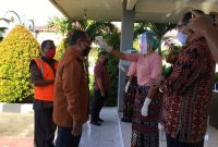 Seorang dokter sedang mengukur suhu tubuh Wagub NTT Joseph
Nae Soi di Bandara Frans Seda Maumere, Kamis (4/6)

