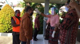 Seorang dokter sedang mengukur suhu tubuh Wagub NTT Joseph
Nae Soi di Bandara Frans Seda Maumere, Kamis (4/6)
