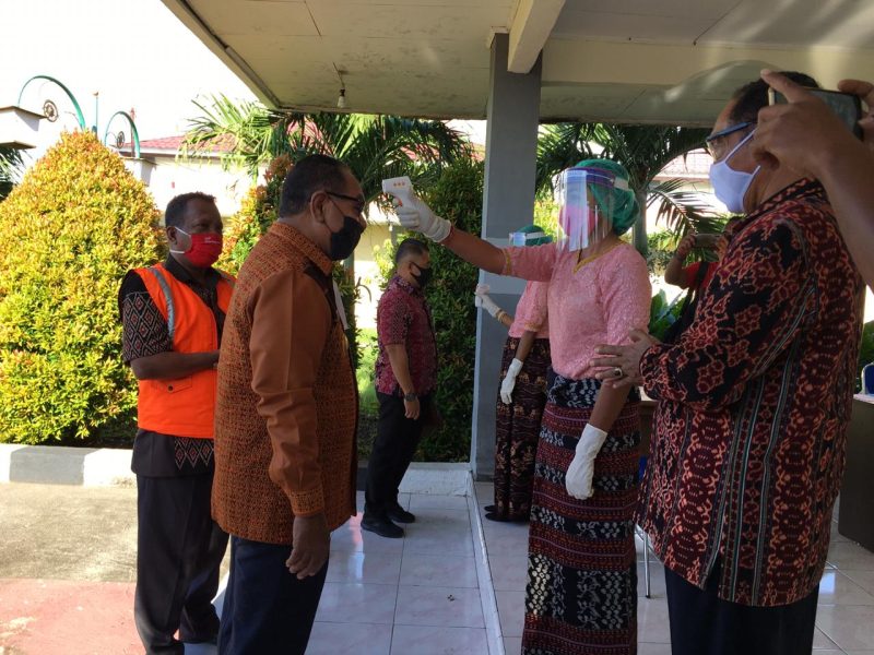 Seorang dokter sedang mengukur suhu tubuh Wagub NTT Joseph
Nae Soi di Bandara Frans Seda Maumere, Kamis (4/6)
