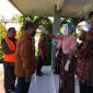 Seorang dokter sedang mengukur suhu tubuh Wagub NTT Joseph
Nae Soi di Bandara Frans Seda Maumere, Kamis (4/6)

