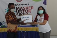 Penyerahan masker dari IDI Sikka kepada masyarakat Kecamatan Waiblama, Jumat(12/6)