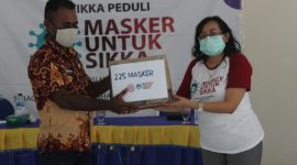 Penyerahan masker dari IDI Sikka kepada masyarakat Kecamatan Waiblama, Jumat(12/6)