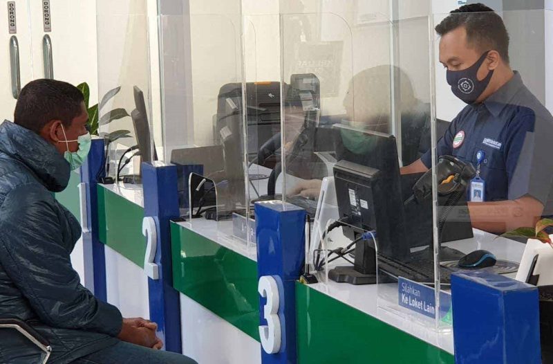 Suasana pelayanan di Kantor BPJS Kesehatan Cabang Maumere
