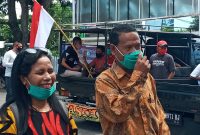 Gerardus Gili bersama istri di Polres Sikka, Senin (20/7)