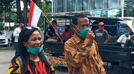 Gerardus Gili bersama istri di Polres Sikka, Senin (20/7)