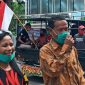 Gerardus Gili bersama istri di Polres Sikka, Senin (20/7)