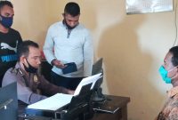 Gerardus Gili sedang menyampaikan laporan kepolisian, Senin (20/7)