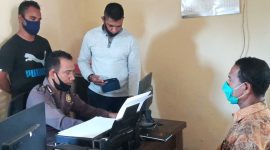 Gerardus Gili sedang menyampaikan laporan kepolisian, Senin (20/7)