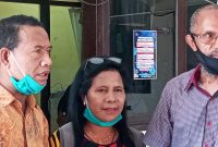 Gerardus Gili bersama istri didampingi Ketua Forkoma Sikka Viktor Nekur di Polres Sikka, Senin (20/7)