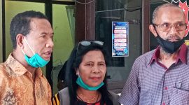 Gerardus Gili bersama istri didampingi Ketua Forkoma Sikka Viktor Nekur di Polres Sikka, Senin (20/7)