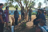 Dokter Santi Delang dari Satgas Covid Sikka sedang menyampaikan informasi kepada keluarga, Selasa (21/7)