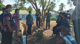 Dokter Santi Delang dari Satgas Covid Sikka sedang menyampaikan informasi kepada keluarga, Selasa (21/7)