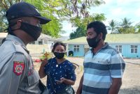 Keluarga korban sedang menyampaikan informasi kepada aparat kepolisian di depan ruang jenazah RSUD TC Hillers Maumere, Selasa (21/7)