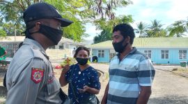 Keluarga korban sedang menyampaikan informasi kepada aparat kepolisian di depan ruang jenazah RSUD TC Hillers Maumere, Selasa (21/7)