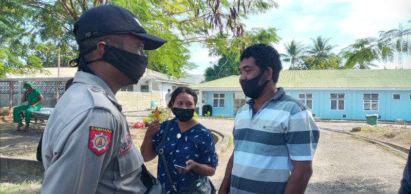 Keluarga korban sedang menyampaikan informasi kepada aparat kepolisian di depan ruang jenazah RSUD TC Hillers Maumere, Selasa (21/7)