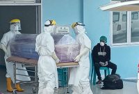 Jenazah pasien probable Covid 19 dimasukkan ke Mobil Jenazah Khusus Covid, Selasa (21/7)