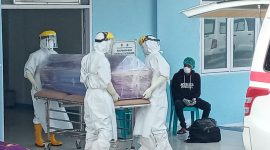 Jenazah pasien probable Covid 19 dimasukkan ke Mobil Jenazah Khusus Covid, Selasa (21/7)