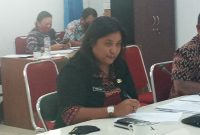 Kepala Dinas PKPP Kabupaten Sikka Margaretha Da Maga Bapa di ruang Pansus 1 DPRD Sikka, Selasa (28/7) 