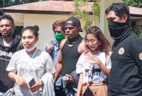 Pelaku perjalanan yang dipulangkan pose bersama di lokasi karantina terpusat, Kamis (30/7)