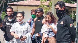 Pelaku perjalanan yang dipulangkan pose bersama di lokasi karantina terpusat, Kamis (30/7)