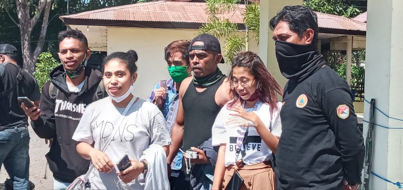 Pelaku perjalanan yang dipulangkan pose bersama di lokasi karantina terpusat, Kamis (30/7)