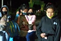 Sejumlah penumpang Lambelu diarahkan ke lokasi karantina di Kantor Dinas Budpar, Jumat (31/7) dinihari
