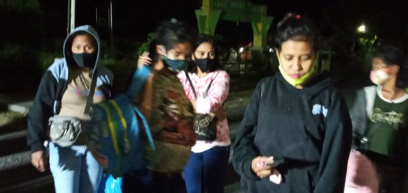 Sejumlah penumpang Lambelu diarahkan ke lokasi karantina di Kantor Dinas Budpar, Jumat (31/7) dinihari
