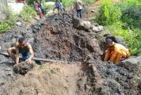 Suasana kerja swadaya pelebaran jalan di Kecamatan Tanawawo baru-baru ini (foto: istimewa)