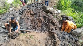 Suasana kerja swadaya pelebaran jalan di Kecamatan Tanawawo baru-baru ini (foto: istimewa)