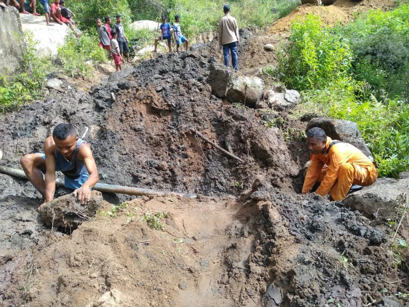 Suasana kerja swadaya pelebaran jalan di Kecamatan Tanawawo baru-baru ini (foto: istimewa)