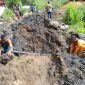 Suasana kerja swadaya pelebaran jalan di Kecamatan Tanawawo baru-baru ini (foto: istimewa)