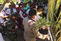 Pengguntingan pita sebagai simbol pengresmian kampung tangguh di Nangalimang, Rabu (15/7) (foto: istimewa)