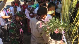 Pengguntingan pita sebagai simbol pengresmian kampung tangguh di Nangalimang, Rabu (15/7) (foto: istimewa)