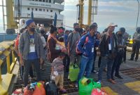 PMI asal Sikka tiba di Pelahuhan Maropokot, Sabtu (18/7) (foto: istimewa)