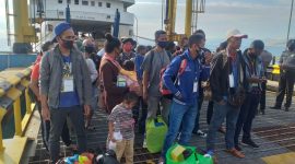 PMI asal Sikka tiba di Pelahuhan Maropokot, Sabtu (18/7) (foto: istimewa)