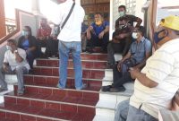 Para kepala desa dari Kecamatan Magepanda berada di Kantor DPRD Sikka, Senin (20/7)
