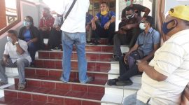 Para kepala desa dari Kecamatan Magepanda berada di Kantor DPRD Sikka, Senin (20/7)
