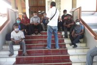 Lima kepala desa dari Magepanda sedang berada di Kantor DPRD Sikka, Senin (20/7)
