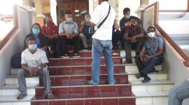 Lima kepala desa dari Magepanda sedang berada di Kantor DPRD Sikka, Senin (20/7)